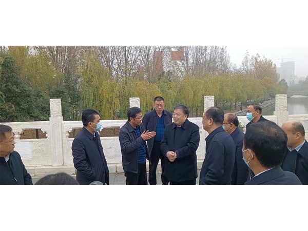 陳秀興巡視東昌湖、運(yùn)河環(huán)境治理工作